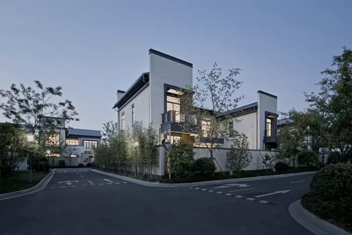 院内景观对公共区域可见，，，，，，但并不滋扰使用者的私密需求